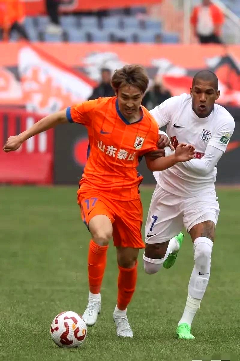 关于山东泰山训练开放日,转会期门线救险引欢呼,中超在即,球队文化再被提及的信息 关于山东泰山训练开放日,转会期门线救险引欢呼,中超在即,球队文化再被提及的信息